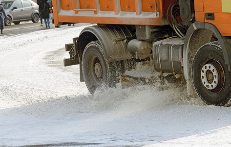 晚上在城市下雪了他的清洁去了除雪车他们清理了城市图片