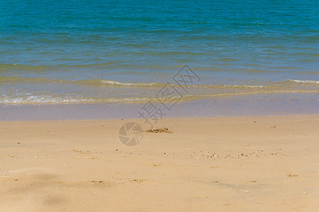 夏日海滩上的海浪图片