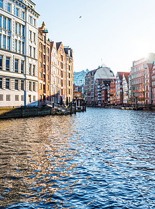 德国汉堡的Nikolafleet运河两侧历史建筑背景图片