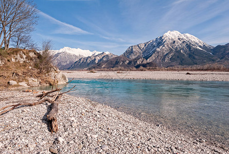 山脉和河流的美丽景色阿尔卑斯图片