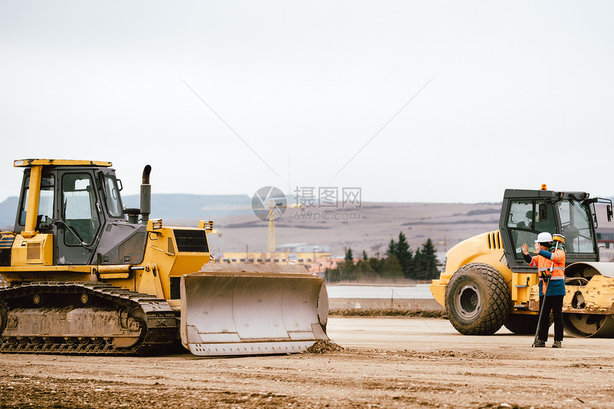 工业重型机械挖土机和工程建筑高速公路的图片