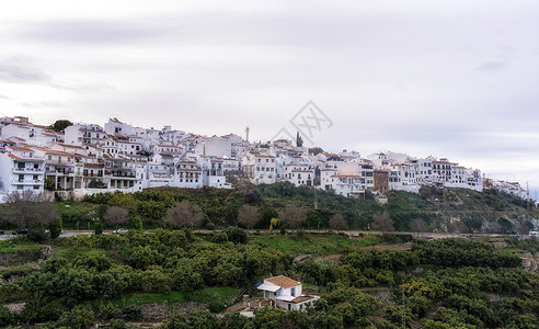 西班牙白色的Frigilana村上空日出图片