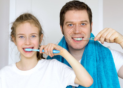 父亲和他的女儿在浴室里刷牙图片