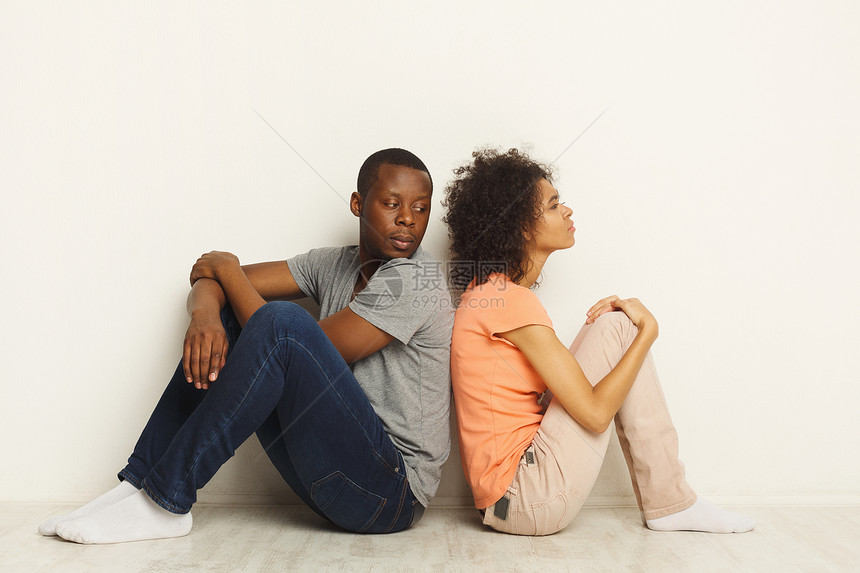 非洲裔美庭夫妇在讨论室内设计夫妻争吵复制空间孤立后图片