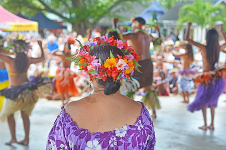 库克群岛阿瓦鲁阿镇普南加努伊市场的文化表演图片