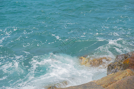 海浪拍打着海岸的石头图片