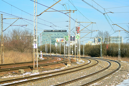 在火车站的铁轨图片