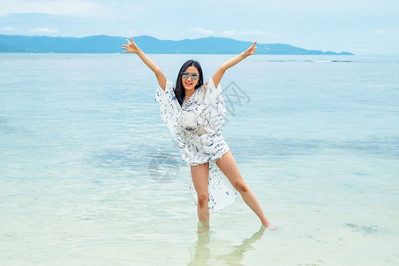 海滩上的快乐女孩图片