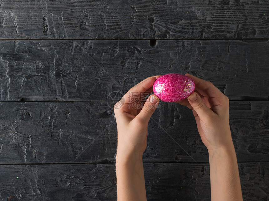 复活节粉色鸡蛋在孩子的手里为图片