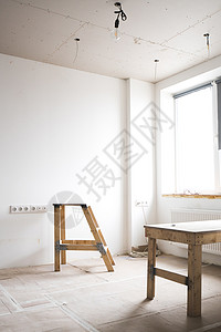 公寓修理白色室内明亮房间两层木制梯子图片