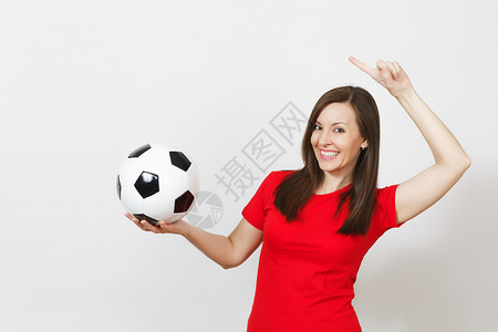 有魅力的欧洲年轻女子足球迷或穿着红色制服的球员拿着足球图片