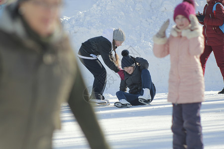 女孩在冬季溜冰环青年消遣和休图片