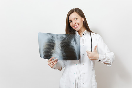 微笑的女医生用X射线在白色背景上隔离的肺荧光造影显示拇指穿着医用长袍听诊器的女医生医护人员背景图片