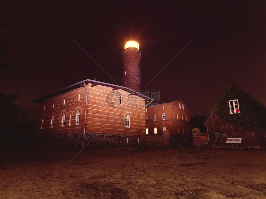 DarsserOrt的灯塔在黑夜中闪发光Prerow图片