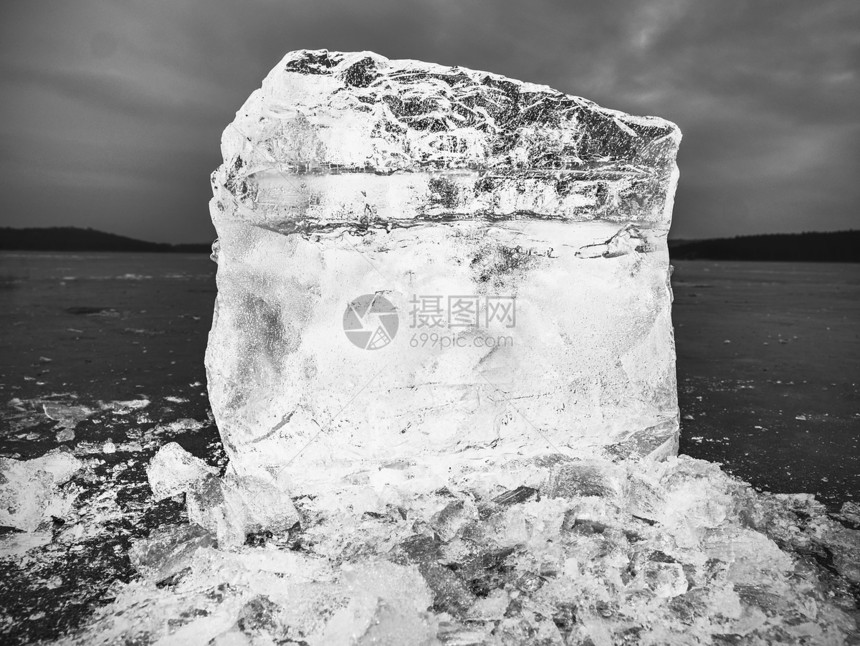 自然的冰块冰河因强风吹向岸边而破裂寒图片