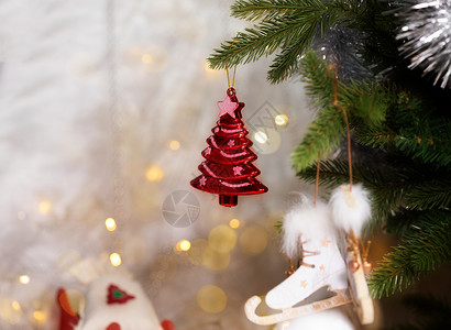 冬季假日背景圣诞树上的圣诞节装饰图片