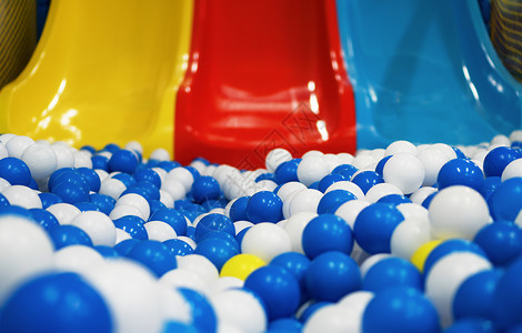 游戏室里的塑料球和彩色滑梯图片