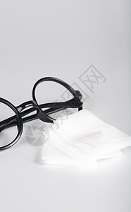 用于清洁眼镜的湿巾特写图片