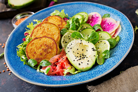 素食佛碗晚餐桌健康食品健康的素食午餐碗油条配小扁豆和萝图片