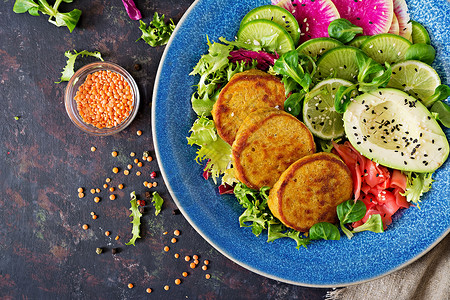 素食佛碗晚餐桌健康食品健康的素食午餐碗油条配小扁豆和萝卜图片