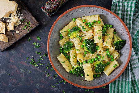 配有西兰花和青豆的意大利面条维冈菜单食用品平图片