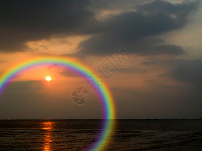 彩虹和反射蔓延的日落背景云图片