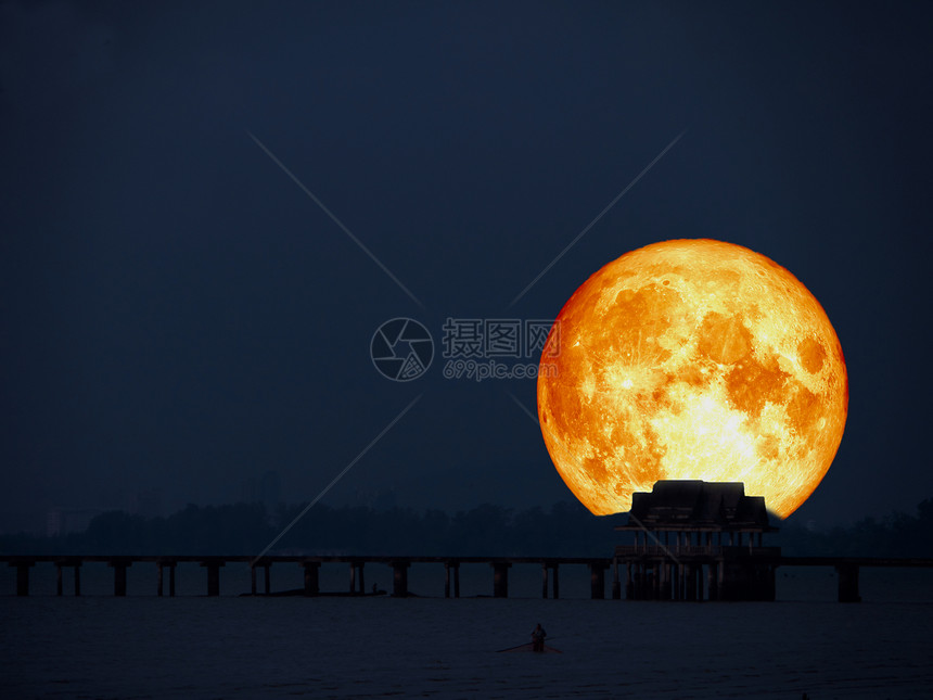 夜海废弃亭的超级满血月亮图片