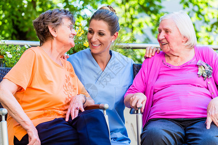 老年护士在养老院与老年妇女聊天图片