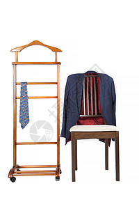 夹克衣架上的古典领带和外套挂在椅子上图片