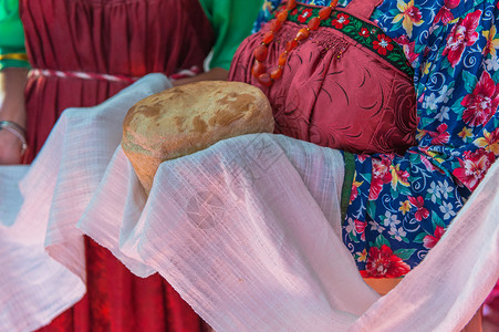 俄国传统式的婚礼手拿面包图片
