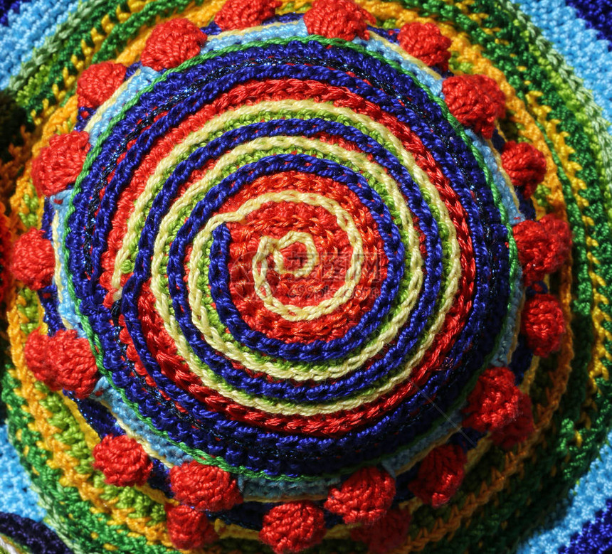 羊毛线编织在一起形成彩色螺旋图片