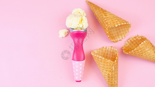 冰淇淋甜圈和上层的勺子躺图片