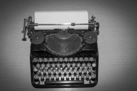 黑白旧老式机械打字机图片
