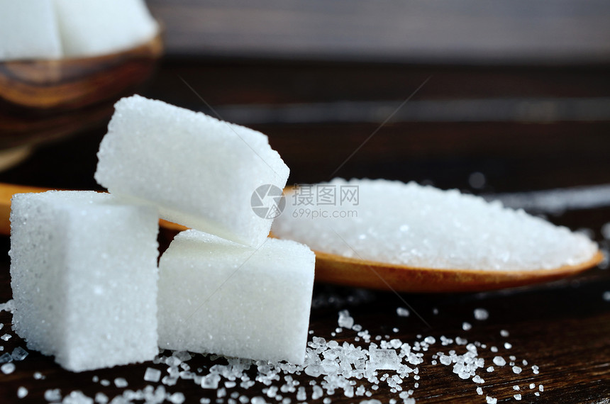 木桌上的白方糖图片