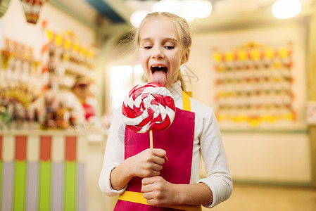 快乐的小女孩在糖果店图片