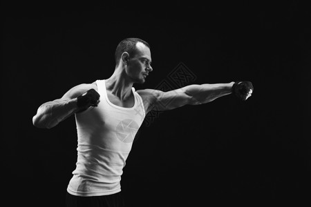 健壮的男人打拳英俊的健身模型展示肌肉发达的身体工作室拍摄图片