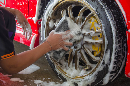 用海绵清洗轮毂洗车图片