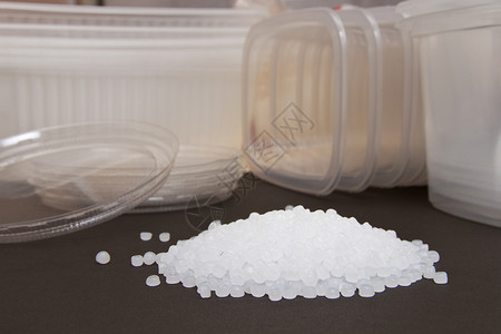 背景的透明聚乙烯颗粒和塑料容器塑料颗粒颗粒中的塑料原高密度聚乙烯PEHDPELD图片