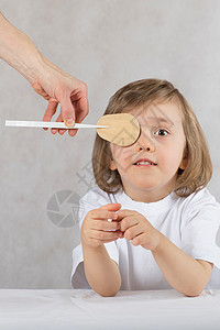 眼球科医生用错误的方法把男孩的眼罩闭上眼图片