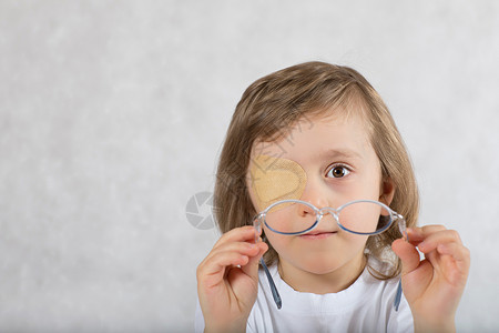 五岁男孩一只眼睛被眼罩和眼镜图片
