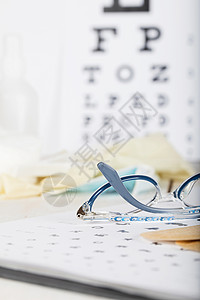 视力表上靠近眼垫的儿童眼镜特写图片