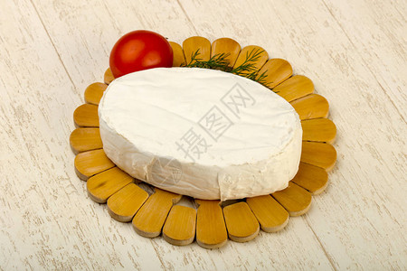 木质背景上的卡门培尔奶酪图片