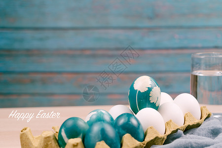 站在白色彩蛋上的有机蓝色复活节彩蛋等待绘画图片
