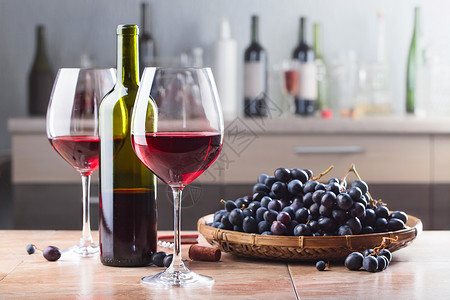 瓶子和杯子红葡萄酒图片