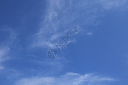 蓝色夏日天空上的白云图片