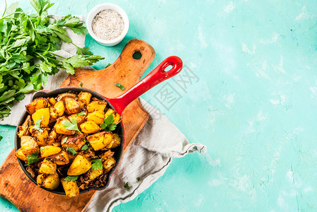 印度食品浅蓝色背景的孟买马铃薯以图片