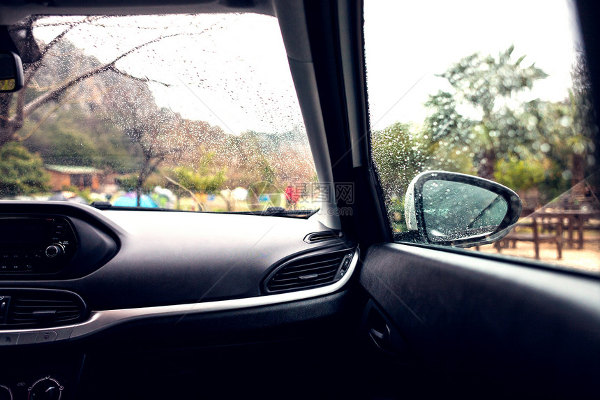 从车上看湿车窗车辆的后图片