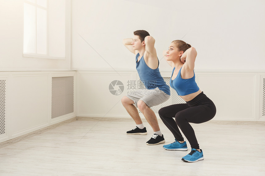 在健身房复印空间操练运动时穿运动图片