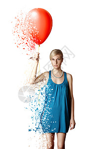 红气球穿蓝色裙子的相撞女人粉碎和吹图片