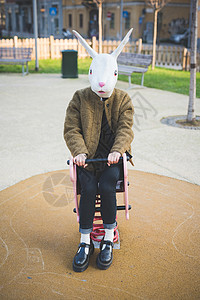 城市中的年轻女青年穿着兔子面图片